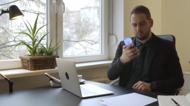 Hombre Negocios Que Trabaja Ordenador Portátil Oficina Haciendo Llamada Telefónica — Vídeos de Stock