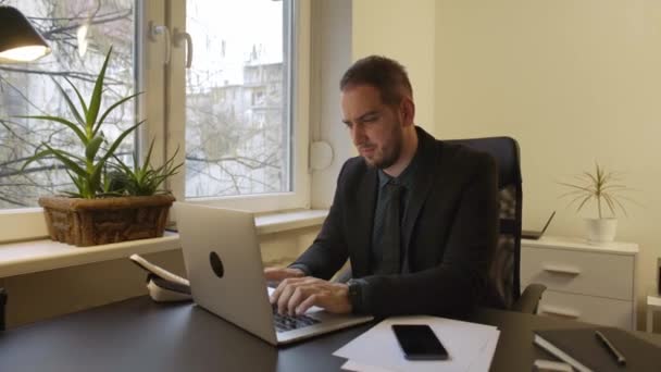 Uomo Affari Che Lavora Laptop Ufficio Collo Ferito Finestra Tavolo — Video Stock