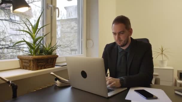 Geschäftsmann Arbeitet Laptop Büro Hals Verletzt Durch Fenster Schwarzer Tisch — Stockvideo