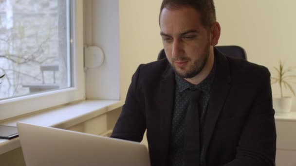 Homme Affaires Travaillant Sur Ordinateur Portable Dans Bureau Satisfait Des — Video