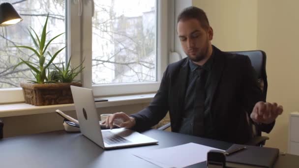 Zakenman Bezig Met Laptop Kantoor Houdend Notesby Venster Zwarte Tabel — Stockvideo