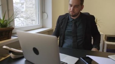 office not alma içinde laptop üzerinde çalışmaya ve sonuçları ile pencere siyah tablo ile defter kağıtları telefon yönetici şirket tarafından hayal kırıklığına işadamı