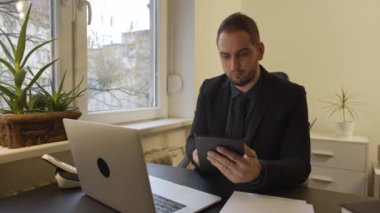 laptop dizüstü bilgisayar kağıtları telefon icra ile kurumsal tabletby pencere siyah masaya notlar alarak Office çalışma iş adamı