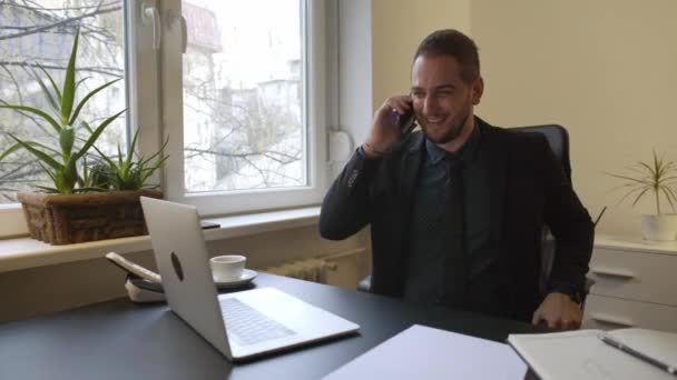 Affärsman Som Arbetar Laptop Office Anteckningar Att Ringa Telefonsamtal Nöjda — Stockvideo