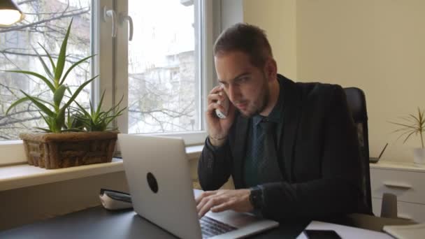 Zakenman Bezig Met Laptop Kantoor Notities Maken Telefoontje Tevreden Met — Stockvideo