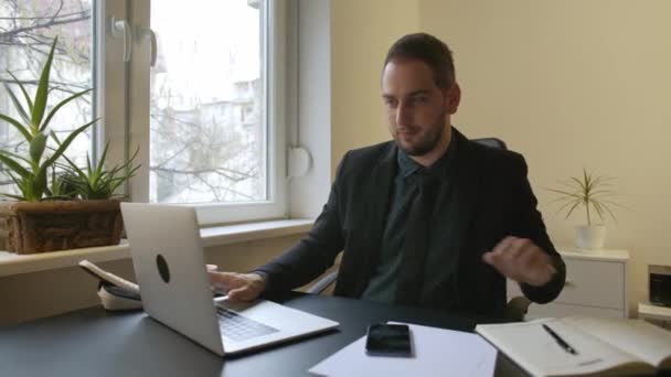 Geschäftsmann Arbeitet Laptop Büro Notizen Machen Telefonanruf Zufrieden Mit Den — Stockvideo