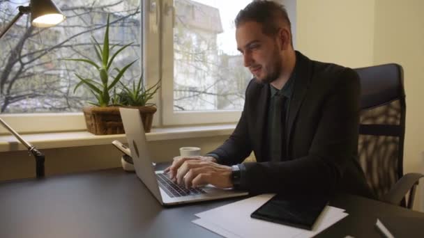 Geschäftsmann Der Büro Laptop Arbeitet Und Notizen Auf Dem Tablet — Stockvideo