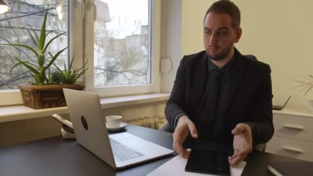 Affärsman Som Arbetar Laptop Office Anteckningar Surfplatta Nöjd Med Resultsby — Stockvideo
