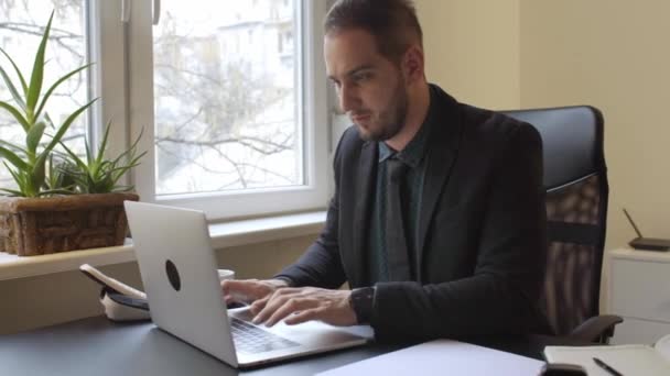 Zakenman Bezig Met Laptop Kantoor Houdend Notesby Venster Zwarte Tabel — Stockvideo