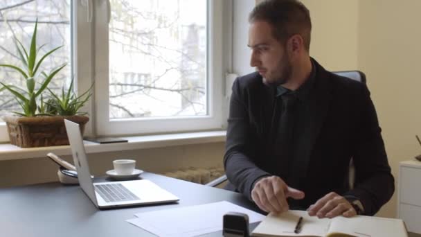 Affärsman Som Arbetar Laptop Office Tar Notesby Fönster Svart Bord — Stockvideo