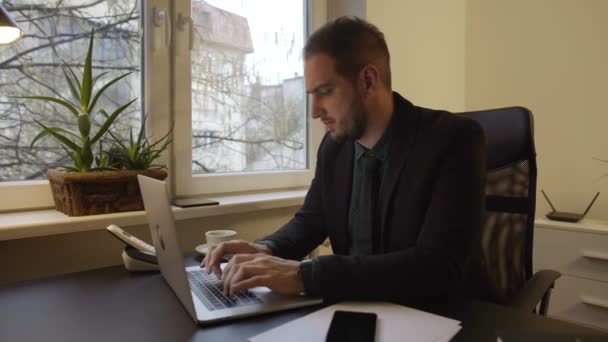 Zakenman Die Laptop Office Pols Pijn Werken Door Zwarte Venster — Stockvideo