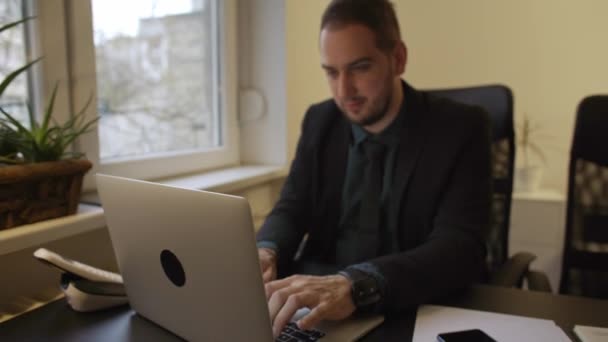 Homem Negócios Feliz Trabalhando Laptop Cão Escritório Com Empate Andando — Vídeo de Stock