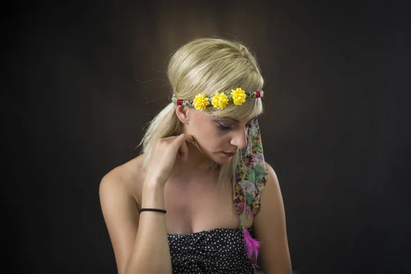 ヒッピーの鉢巻きを身に着けている美しい若い女性の肖像画 — ストック写真