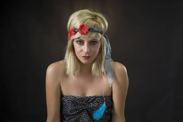 Retrato de una hermosa mujer joven con diadema hippie — Foto de Stock