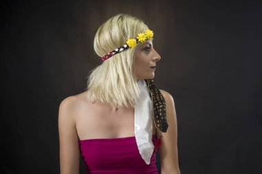 hippi kafa bandı giyen güzel genç kadın portresi