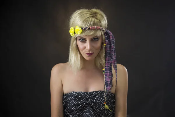 Retrato de una hermosa mujer joven con diadema hippie — Foto de Stock