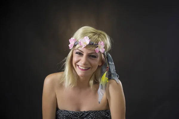 Retrato de una hermosa mujer joven con diadema hippie — Foto de Stock