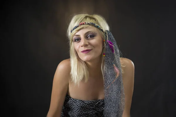 Retrato de una hermosa mujer joven con diadema hippie — Foto de Stock