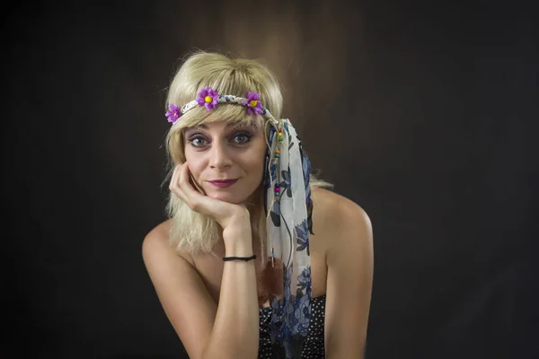 Retrato de una hermosa mujer joven con diadema hippie — Foto de Stock