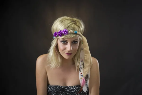 Retrato de una hermosa mujer joven con diadema hippie — Foto de Stock