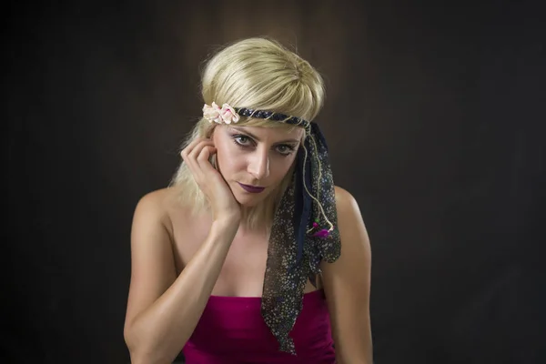 Retrato de una hermosa mujer joven con diadema hippie — Foto de Stock