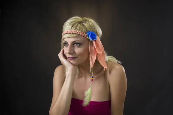 Retrato de una hermosa mujer joven con diadema hippie — Foto de Stock