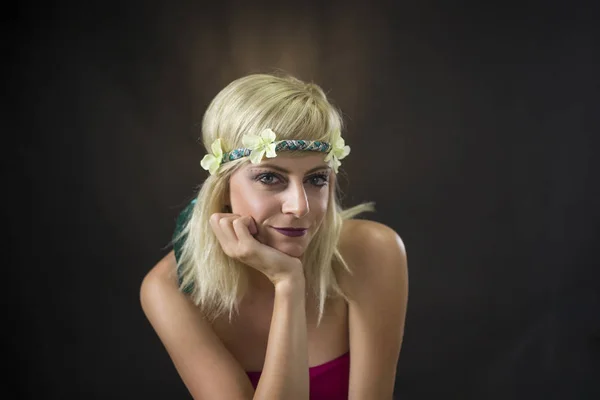 Retrato de una hermosa mujer joven con diadema hippie — Foto de Stock