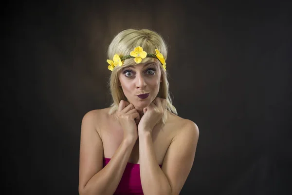 Retrato de una hermosa mujer joven con diadema hippie — Foto de Stock