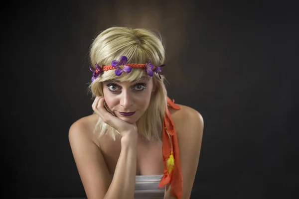 Retrato de una hermosa mujer joven con diadema hippie — Foto de Stock