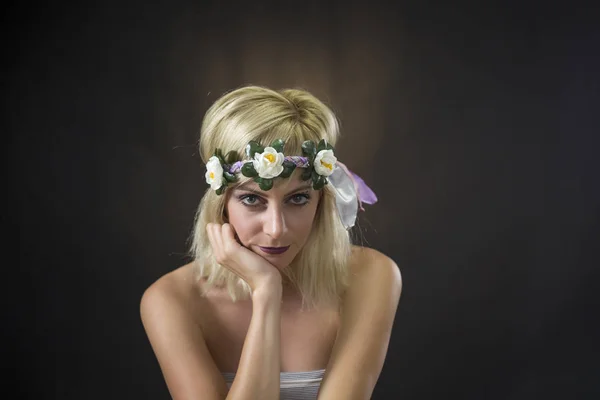 Portrait de belle jeune femme portant bandeau hippie — Photo