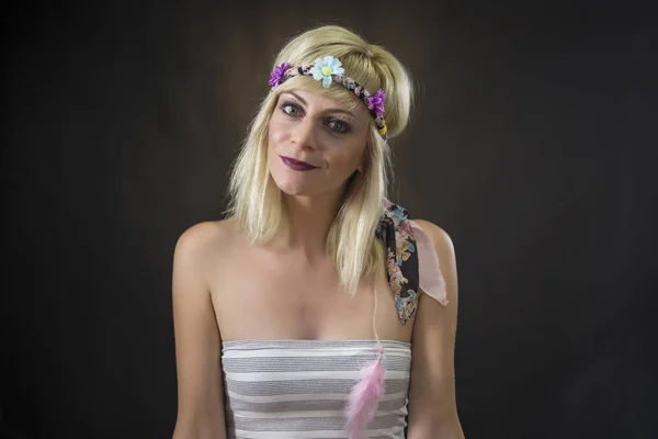 Retrato de una hermosa mujer joven con diadema hippie — Foto de Stock