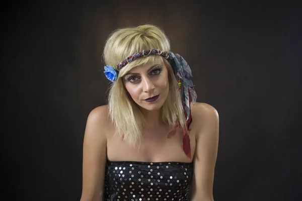 Retrato de una hermosa mujer joven con diadema hippie — Foto de Stock