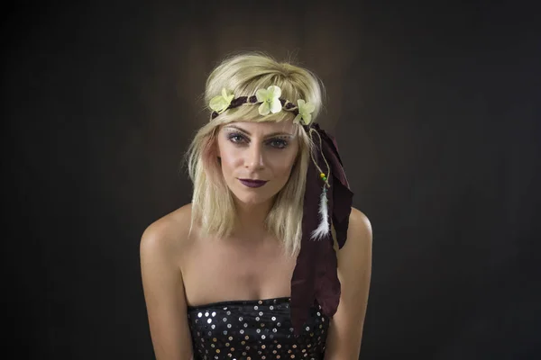 Retrato de una hermosa mujer joven con diadema hippie — Foto de Stock