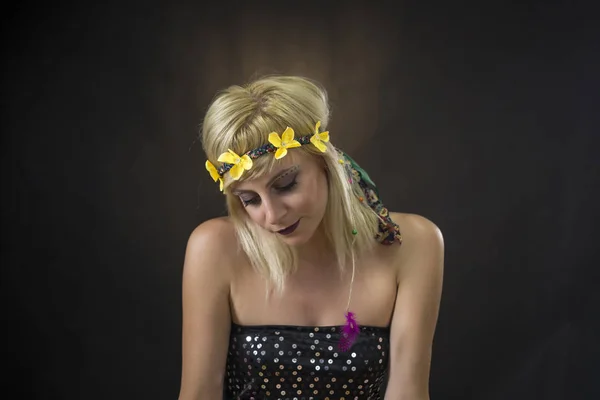 ヒッピーの鉢巻きを身に着けている美しい若い女性の肖像画 — ストック写真