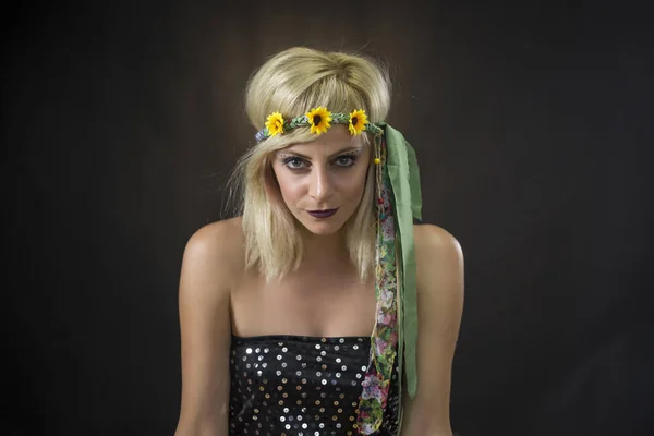 Retrato de una hermosa mujer joven con diadema hippie — Foto de Stock