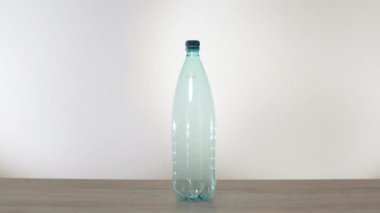 Atık kavramı kullanmak yerine bir plastik şişe cam şişe sıfır. Yeşil ve bilinçli yaşam kavramı. Stüdyo vurdu. Git içki konteyner fikirler üzerinde yeniden kullanılabilir. Cam şişe plastik karşı