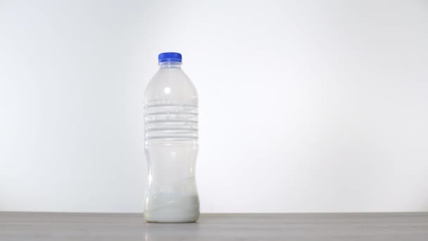 廃棄物概念ミルク用ペットボトルではなくガラスビンをゼロします 緑と意識的なライフ スタイル コンセプト スタジオ撮影します 飲み物を行くコンテナーのアイデアで再利用可能な プラスチックとガラスの瓶 — ストック動画