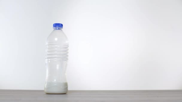 Zero Waste Konzept Verwendet Eine Glasflasche Anstelle Einer Plastikflasche Für — Stockvideo