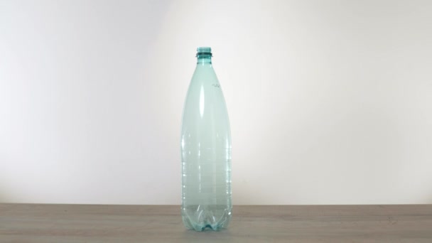 零浪费概念使用玻璃瓶 而不是塑料瓶 绿色和自觉的生活方式概念 演播室的镜头可在去饮料容器的想法 塑料玻璃瓶 — 图库视频影像