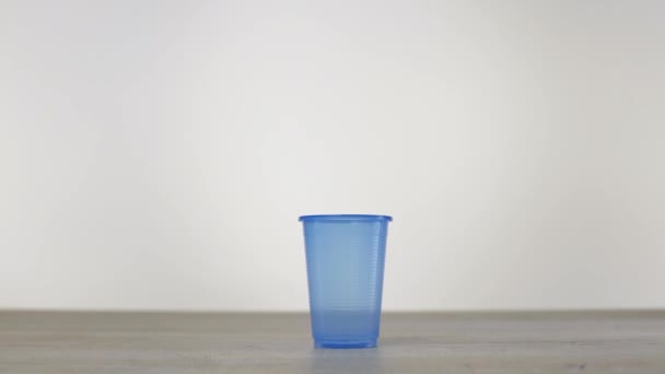 零浪费概念使用玻璃而不是塑料玻璃 绿色和自觉的生活方式概念 演播室的镜头可在去饮料容器的想法 玻璃对塑料 — 图库视频影像