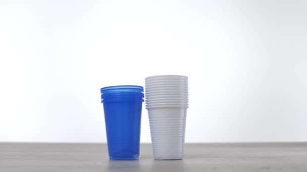 Concept zéro déchet Utilisez un verre au lieu d'un verre en plastique. Concept de style de vie vert et conscient. Prise de vue. Réutilisable en déplacement boire des idées de récipient. Verre contre plastique 