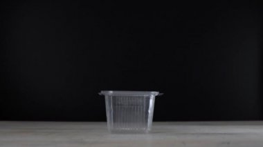 Sıfır atık kavramı yerine plastik beslenme çantası paslanmaz çelik beslenme çantası kullanın. Yeşil ve bilinçli yaşam kavramı. Stüdyo vurdu. Git yiyecek konteyner fikirler üzerinde yeniden kullanılabilir. Yeşil için siyah arka plan değişiklikleri