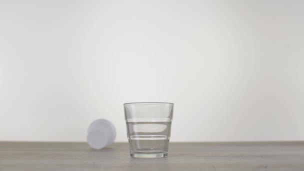 Concept zéro déchet Utilisez un verre au lieu d'un verre en plastique. Concept de style de vie vert et conscient. Prise de vue. Réutilisable en déplacement boire des idées de récipient. Verre contre plastique 