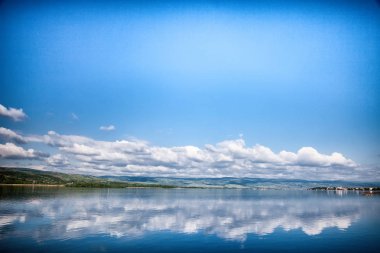 Gökyüzü göl yansıtıyordu. Manzara