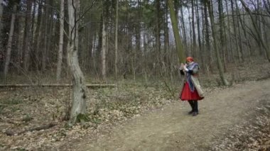 Kırmızı şapka kırmızı şapka ve çevresinde yalak kalın ormanda iplik kırmızı etek forestyoung çekici kadın etrafında dönen genç çekici kadın. Kışın ormanda yürüyüş erkek