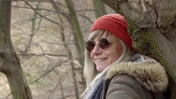 Mujer Atractiva Joven Con Sombrero Rojo Sentado Junto Árbol Parque — Vídeos de Stock