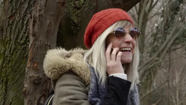 Jeune Femme Séduisante Avec Chapeau Rouge Assis Près Arbre Parlant — Video