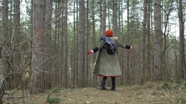 Junge Attraktive Frau Mit Rotem Hut Die Sich Wald Dreht — Stockvideo