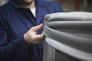 Bir mobilya fabrikasında iki genç adam kanepe ve bir kısım bir araya