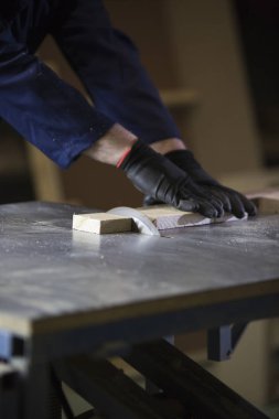 Bir gencin kanepede için ahşap parçalar kesilmesi bir mobilya fabrikasında yakın çekim